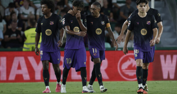 احتفال لاعبي برشلونة بالهدف ضد التشي