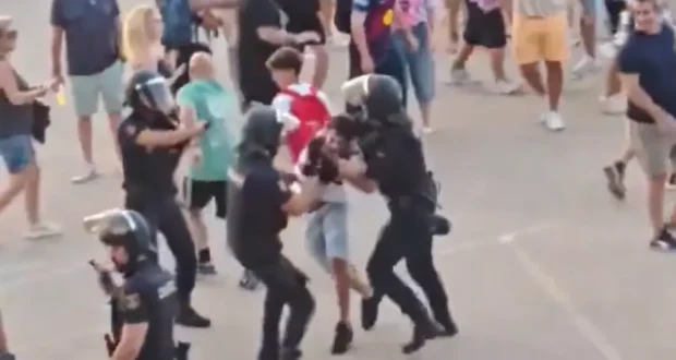 الاعتداء على جمهور برشلونة في التشي