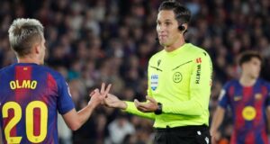مونيرا مونتيرو حكمًا لمباراة برشلونة وراسينغ 10 مونيرا مونتيرو